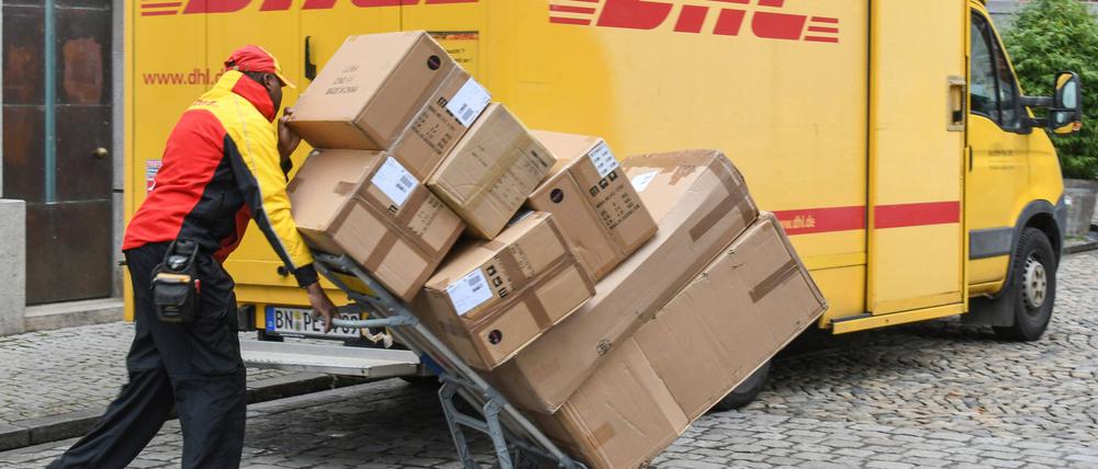 Ein DHL-Paketzusteller bei der Arbeit.