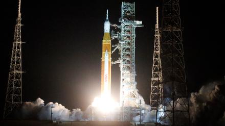 NASA's next-generation moon rocket, the Space Launch System (SLS) rocket with the Orion crew capsule, lifts off from launch complex 39-B on the unmanned Artemis1 mission to the moon at Cape Canaveral, Florida, U.S. November 16, 2022. REUTERS/Joe Skipper