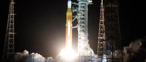 NASA's next-generation moon rocket, the Space Launch System (SLS) rocket with the Orion crew capsule, lifts off from launch complex 39-B on the unmanned Artemis1 mission to the moon at Cape Canaveral, Florida, U.S. November 16, 2022. REUTERS/Joe Skipper