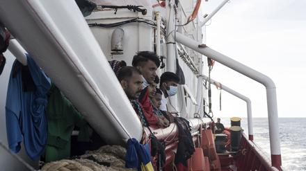 Migranten blicken auf die französische Küstenwache, die sich dem humanitären Schiff Ocean Viking nähert, das mit 230 aus dem Mittelmeer geretteten Migranten auf dem Weg nach Frankreich ist. Frankreich wird die Migranten in Toulon an Land gehen lassen. 