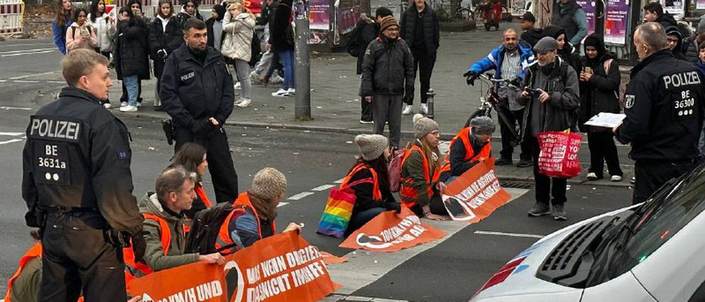 Demonstrierende blockieren eine Straße in Berlin. (Archivbild)