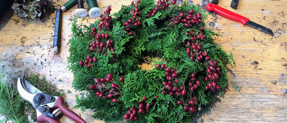 Klassisch, aber nicht langweilig: Hagebutten zieren diesen Adventskranz. (Archivbild)