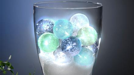 Weihnachtslichter in einer Vase. (Archivbild)