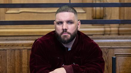 Patrick Losensky, bekannt unter dem Künstlernamen „Fler“, sitzt in einem Gerichtssaal. (Archivbild)