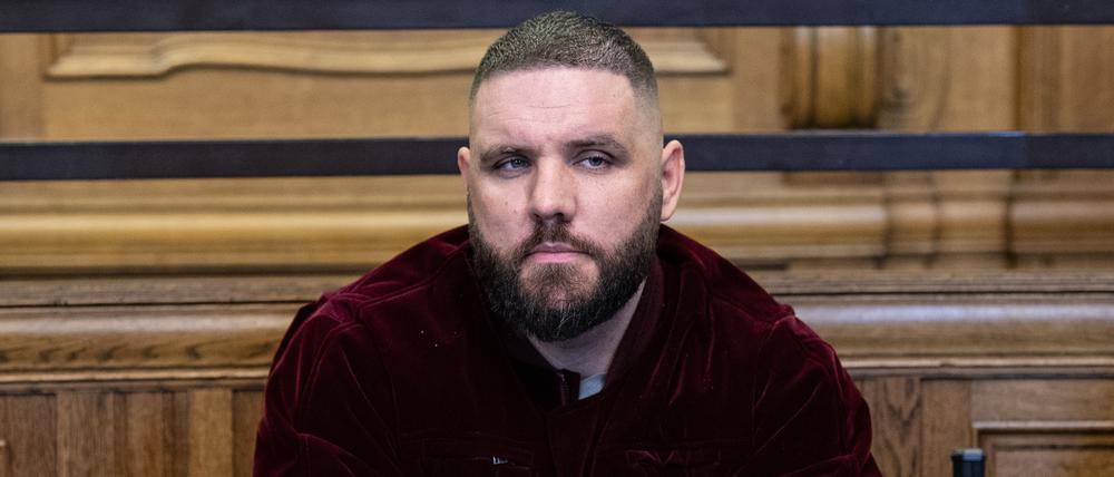 Patrick Losensky, bekannt unter dem Künstlername „Fler“, sitzt als Angeklagter in einem Saal im Amtsgericht Berlin-Tiergarten.