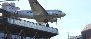 Der Rosinenbomber vom Typ Douglas C-47 B „Skytrain“ ist das Wahrzeichen des Deutschen Technikmuseums.