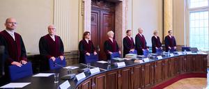 Die Richterinnen und Richter des Verfassungsgerichtshofes Sönke Hilbrans (l-r), Jürgen Kipp, Sabrina Schönrock, Ludgera Selting (Präsidentin), Robert Wolfgang Seegmüller, Ahmet Kurt Alagün, Margarete Gräfin von Galen und Christian Burholt stehen im Verfassungsgericht. 