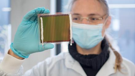 Perowskit-Solarzellen-Module dürften in Zukunft bei ähnlichen Wirkungsgraden viel einfacher und preiswerter als die heute meist verwendeten Siliziumzellen hergestellt werden können.
