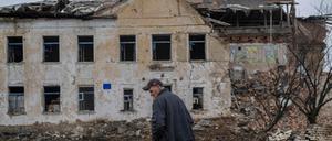 Ohne Strom, Wasser und ausreichend Lebensmittel. Ein Mann in der Stadt Siversk im Osten der Ukraine vor zerstörten Ruinen.