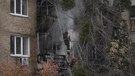 Ukrainische Feuerwehrleute löschen ein Feuer am Ort eines russischen Beschusses. Wie die Behörden mitteilten, wurden Wohngebäude im Herzen der ukrainischen Hauptstadt getroffen.