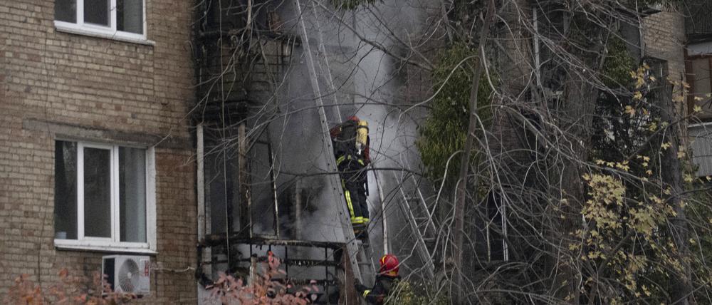 Ukrainische Feuerwehrleute löschen ein Feuer am Ort eines russischen Beschusses. Wie die Behörden mitteilten, wurden Wohngebäude im Herzen der ukrainischen Hauptstadt getroffen.