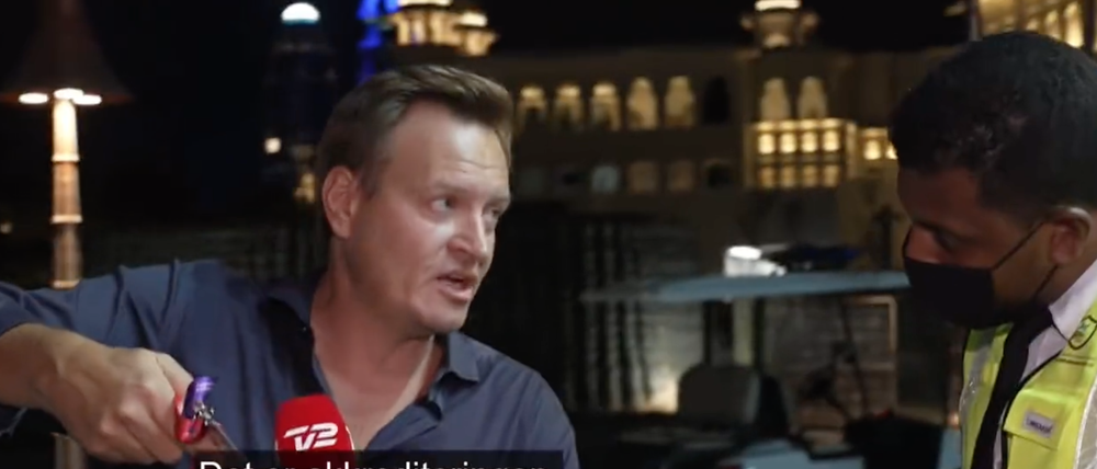 Der dänische Journalist Rasmus Tantholdt diskutiert mit einem Sicherheitsbeamten in Katar-
