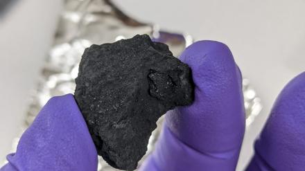 Zwei Zentimeter misst das Bruchstück des Winchcombe-Meteoriten, der zwölf Stunden nach dem Aufprall in England geborgen werden konnte.
