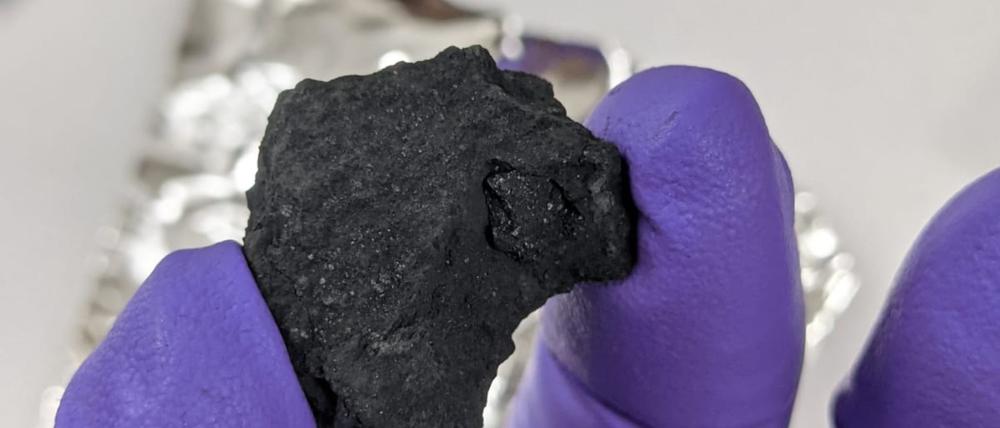 Zwei Zentimeter misst das Bruchstück des Winchcombe-Meteoriten, der zwölf Stunden nach dem Aufprall in England geborgen werden konnte.