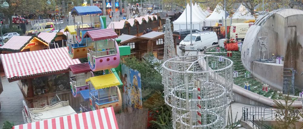 Der Weihnachtsmarkt an der Gedächtniskirche in Berlin-Charlottenburg wenige Tage vor der Eröffnung.