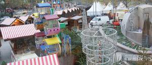 Der Weihnachtsmarkt an der Gedächtniskirche in Berlin-Charlottenburg wenige Tage vor der Eröffnung.