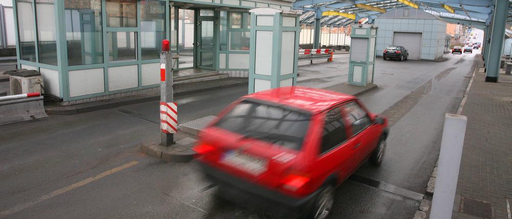 Zum ersten Jahrestag des Wegfalls der Grenzkontrollen nach Polen hat Brandenburgs Ministerpraesident Matthias Platzeck (SPD) die Vorteile fuer beide Seiten hervorgehoben.