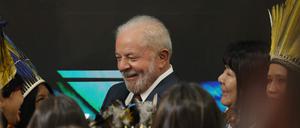 Bei einem ersten Auftritt am Amazonas-Pavillon auf der Klimakonferenz wurde Lula von hunderten Menschen begeistert begrüßt.
