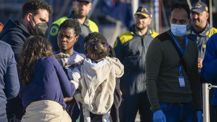 Migranten gehen in der süditalienischen Hafenstadt Reggio Calabria von Bord des deutschen humanitären Schiffes Rise Above. Die Seenotretter der deutschen Organisation Mission Lifeline haben alle 89 Migranten an Bord des Schiffes «Rise Above» in Süditalien an Land bringen dürfen. 