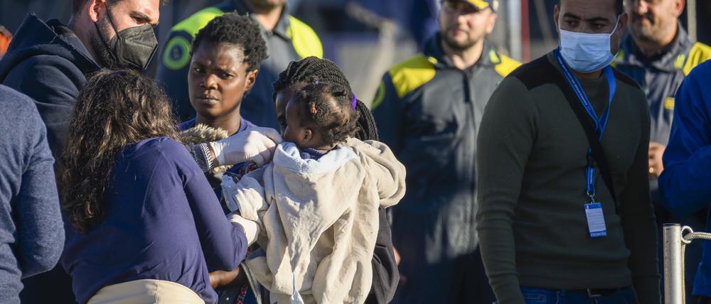 Migranten gehen in der süditalienischen Hafenstadt Reggio Calabria von Bord des deutschen humanitären Schiffes Rise Above. Die Seenotretter der deutschen Organisation Mission Lifeline haben alle 89 Migranten an Bord des Schiffes «Rise Above» in Süditalien an Land bringen dürfen. 
