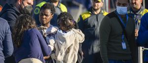 Migranten gehen in der süditalienischen Hafenstadt Reggio Calabria von Bord des deutschen humanitären Schiffes Rise Above. Die Seenotretter der deutschen Organisation Mission Lifeline haben alle 89 Migranten an Bord des Schiffes «Rise Above» in Süditalien an Land bringen dürfen. 