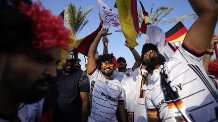 In Doha fiebern Fans in Deutschlandfarben auf die WM hin.