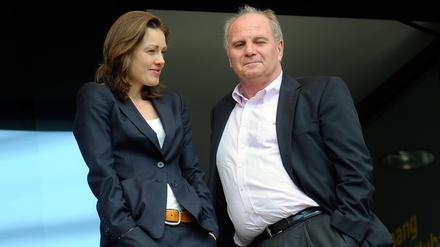Exotin, weil Frau. Katja Kraus, 50, hier vor knapp zehn Jahren im Plausch mit dem damaligen Bayern-Präsidenten Uli Hoeneß.