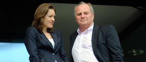 Exotin, weil Frau. Katja Kraus, 50, hier vor knapp zehn Jahren im Plausch mit dem damaligen Bayern-Präsidenten Uli Hoeneß.