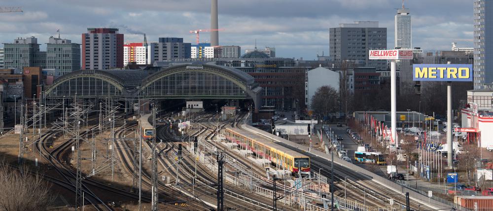 Eine S-Bahn verlässt den Ostbahnhof. Im Hintergrund sind Wohn- und Geschäftshäuser des Stadtteils Mitte sowie der Fernsehturm am Alexanderplatz zu sehen. (zu "Ostbahnhof wird bei starkem Sturm oder viel Schnee gesperrt") +++ dpa-Bildfunk +++