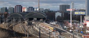 Eine S-Bahn verlässt den Ostbahnhof. Im Hintergrund sind Wohn- und Geschäftshäuser des Stadtteils Mitte sowie der Fernsehturm am Alexanderplatz zu sehen. (zu "Ostbahnhof wird bei starkem Sturm oder viel Schnee gesperrt") +++ dpa-Bildfunk +++