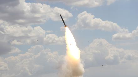 A Russian S-300 air defence system launches a missile during military exercises at the Ashuluk shooting range near Astrakhan, Russia June 19, 2019. REUTERS/Sergey Pivovarov