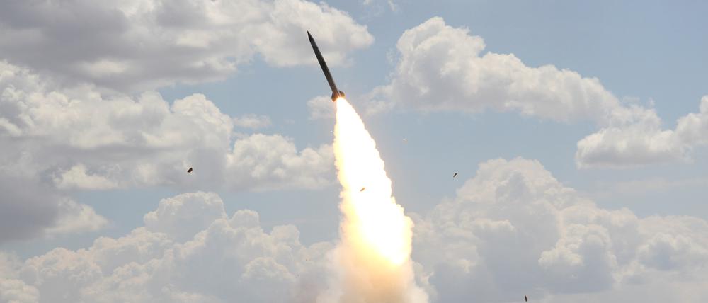 A Russian S-300 air defence system launches a missile during military exercises at the Ashuluk shooting range near Astrakhan, Russia June 19, 2019. REUTERS/Sergey Pivovarov