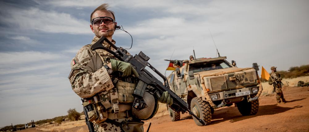 13.11.2018, Mali, Gao: Ein Soldat der Bundeswehr steht am Flughafen nahe des Stützpunktes in Gao im Norden Malis. Verteidigungsministerin von der Leyen ist am dritten Tag ihrer Westafrika-Reise bei den deutschen Soldaten im Nordosten Malis eingetroffen. Die CDU-Politikerin besuchte das Camp Castor in Gao, wo der Großteil des deutschen Einsatzkontingents der UN-Truppe Minusma stationiert ist. Foto: Michael Kappeler/dpa +++ dpa-Bildfunk +++ | Verwendung weltweit