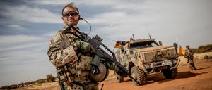 13.11.2018, Mali, Gao: Ein Soldat der Bundeswehr steht am Flughafen nahe des Stützpunktes in Gao im Norden Malis. Verteidigungsministerin von der Leyen ist am dritten Tag ihrer Westafrika-Reise bei den deutschen Soldaten im Nordosten Malis eingetroffen. Die CDU-Politikerin besuchte das Camp Castor in Gao, wo der Großteil des deutschen Einsatzkontingents der UN-Truppe Minusma stationiert ist. Foto: Michael Kappeler/dpa +++ dpa-Bildfunk +++ | Verwendung weltweit
