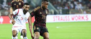 Youssoufa Moukoko (rechts) feierte gegen Oman sein Debüt für die deutsche Fußball-Nationalmannschaft.