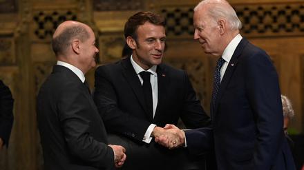 Bundeskanzler Olaf Scholz, Frankreichs Präsident Emmanuel Macron und US-Präsident Joe Biden am 15. November 2022 beim G-20-Gipfel auf Bali. Foto: Prasetyo Utomo/G20 Media Center, Handout via Reuters. 