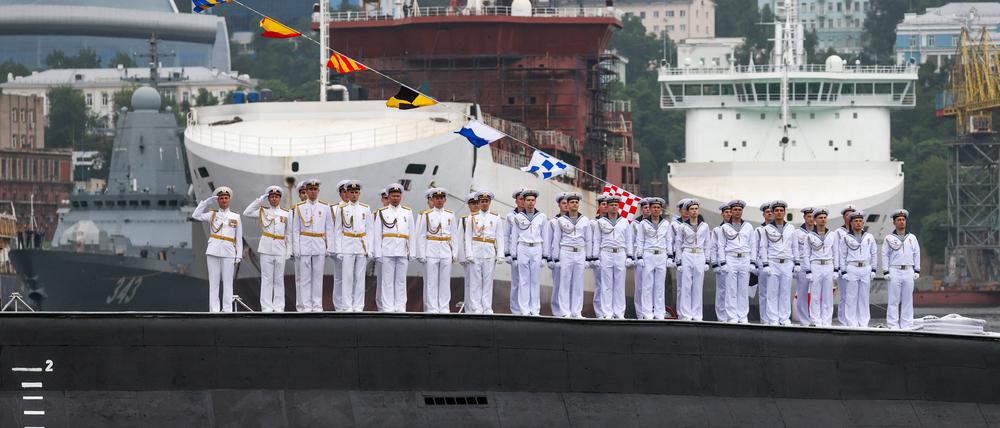 Russische Marinesoldaten sind Ende Juli 2022 auf einem Schiff in Wladiwostok angetreten.