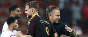  Bundestrainer Hansi Flick (r) und Stümer Niclas Füllkrug.