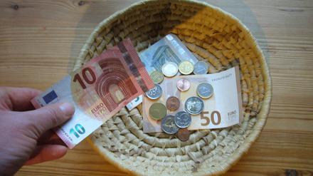 Spendabel: Wer weniger Geld hat, spendet proportional zum Einkommen, mehr.  
