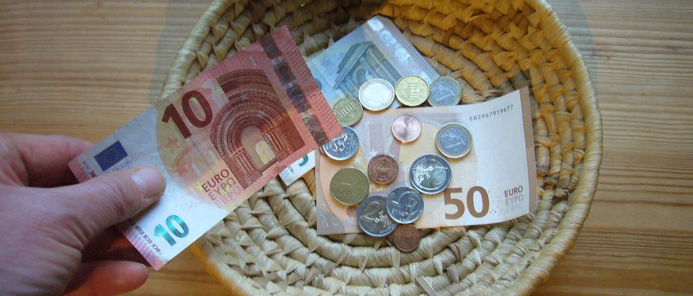 Spendabel: Wer weniger Geld hat, spendet proportional zum Einkommen, mehr.  