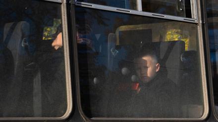 Menschen warten in einem Bus, um aus der Stadt Nova Kakhovka evakuiert zu werden (Symbolbild).