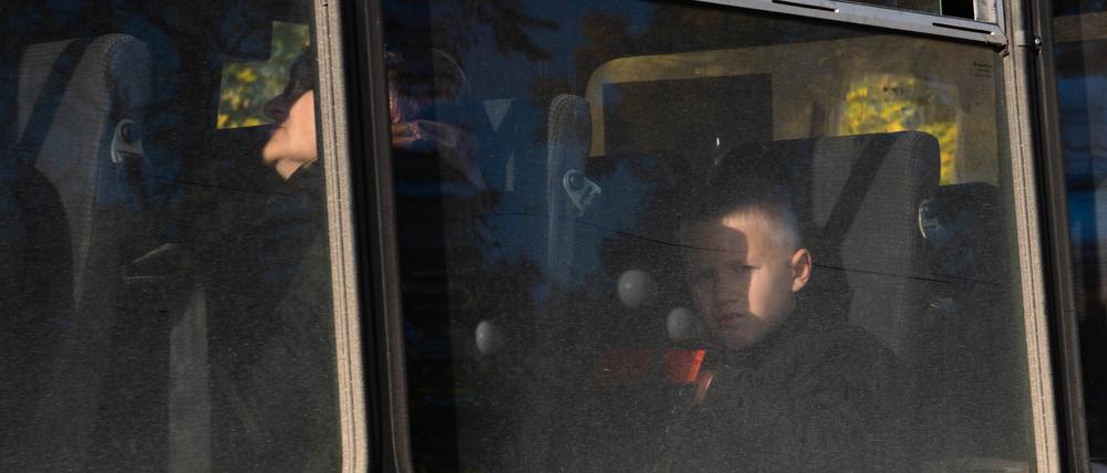 Kinder in einem Bus.