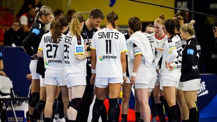 Die deutschen Handballerinnen bei einer Besprechung während des Spiels gegen Rumänien. 