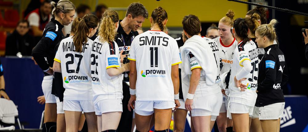Die deutschen Handballerinnen bei einer Besprechung während des Spiels gegen Rumänien.