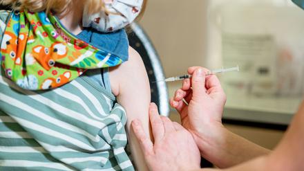 Ein kleines Mädchen wird im mobilen Impfzentrum für Kinder in Lüneburg gegen das Coronavirus geimpft.