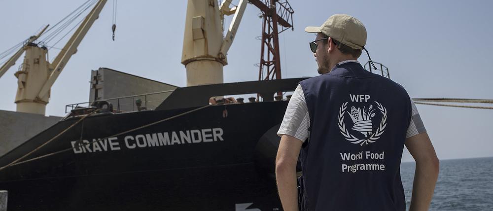 Ein Mitarbeiter des Welternährungsprogramms (WFP) steht auf dem Dock neben dem Massengutfrachter Brave Commander, nachdem dieser im Hafen von Dschibuti angekommen ist.