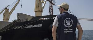 Ein Mitarbeiter des Welternährungsprogramms (WFP) steht auf dem Dock neben dem Massengutfrachter Brave Commander, nachdem dieser im Hafen von Dschibuti angekommen ist.