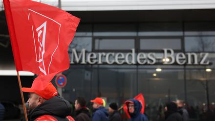 Warnstreik vor dem Mercedes-Werk in Marienfelde.
