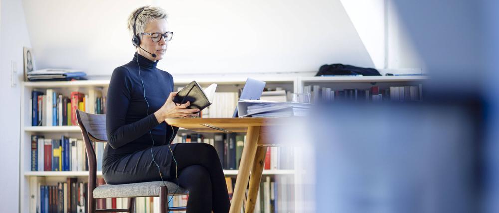 Vom heimischen Schreibtisch aus Gehaltsverhandlungen zu führen, gefällt nicht jeder Arbeitnehmerin.