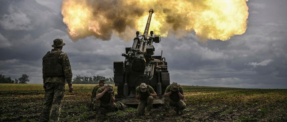 Ukrainische Soldaten kämpfen im Donbass.